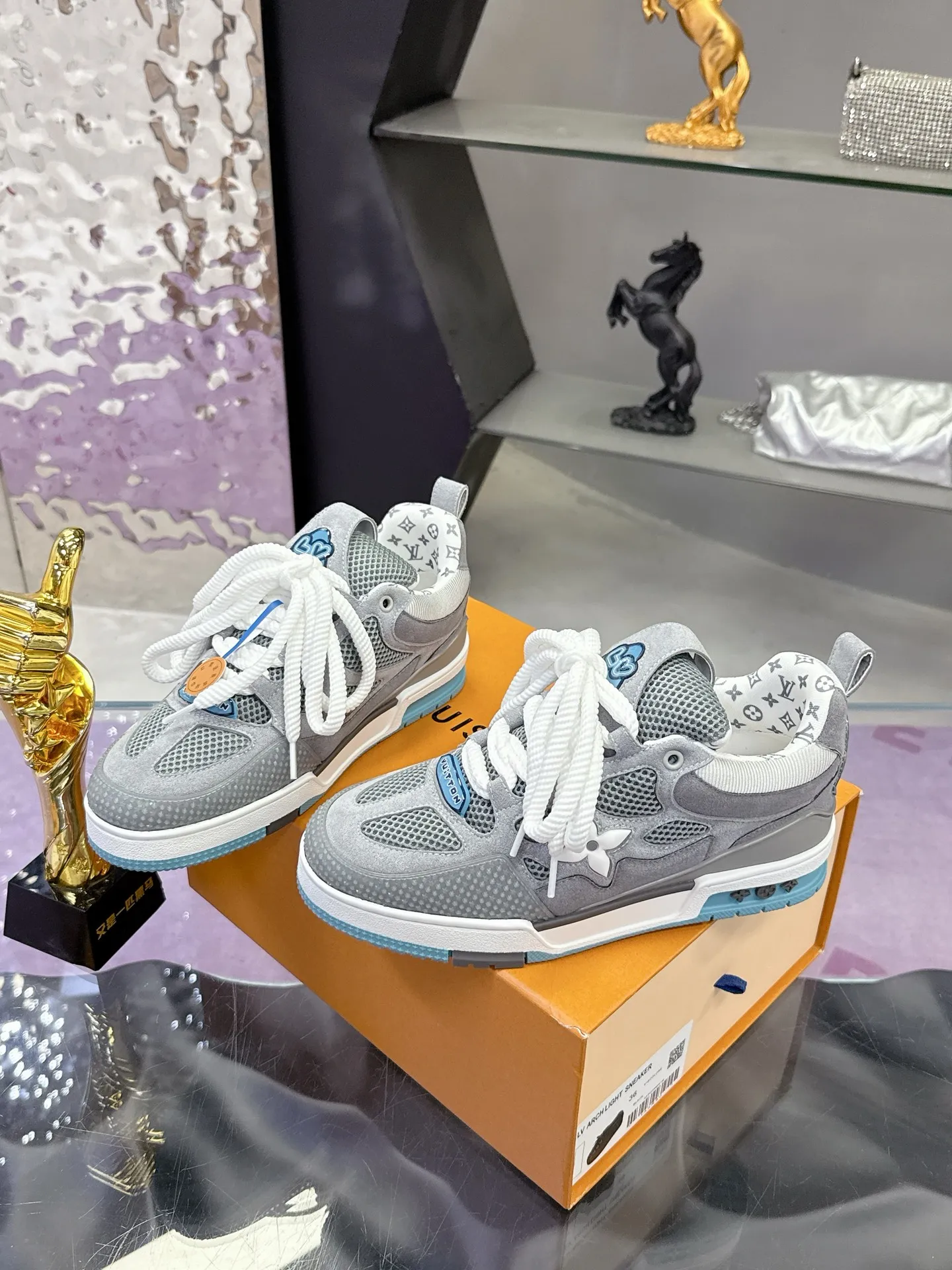 Factory price: 760💰 𝙇𝙑 𝟐𝟎𝟐5 𝐒𝐒 𝐧𝐞𝐰 Officially synchronized new colors💗 Louis Vuitton catwalk skateboard shoes are a hit, LOUIS VUITTON Trainer is undoubtedly one of the most successful Sneakers launched by luxury brands, but the pace of exploration will not stop. LOUISVUITTON will also bring a new series of skateboard shoes in the spring of 2025. The new series in the picture returns to the 90s Chunky Skate Shoes look and feel. The uppers are made of leather and mesh. The fat silhouette and thick shoelaces are very eye-catching. It is expected to have quite a few colors like the Trainer. Judging from the previous DIOR show skate shoes, this chunky style may be even stronger next year.  💎 LV small bread series LV bread shoe series 😘 Couple model Size: Female 35-40 Male 39-44, customized 45, 46